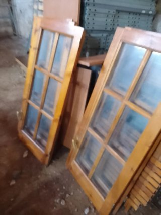 Lote de  ventanas de madera con cristal