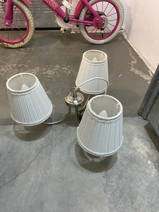 Lámpara de mesa plateada con pantalla blanca