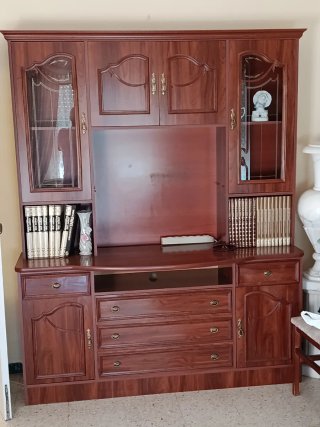 Mueble de salón madera oscura en módulos y recoger