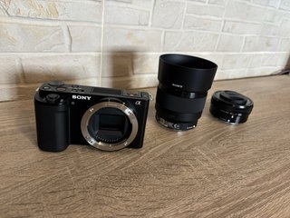 Cámara Sony ZVE-10 + objetivo FE 1.8 -50mm + kit