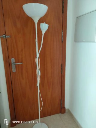Lampada da terra bianca alta