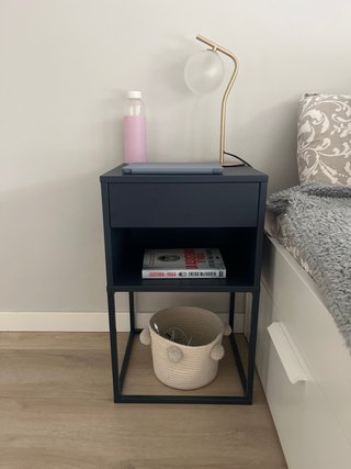 Mesita de noche azul + cajón y balda + lampara