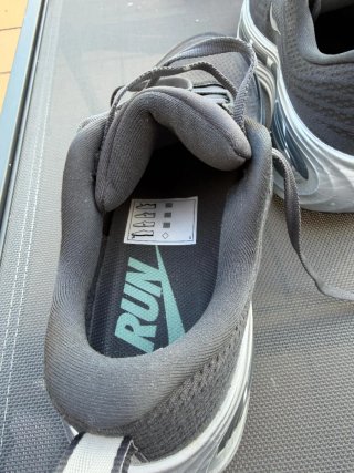 Nike Vomero Plus Negro/Plata