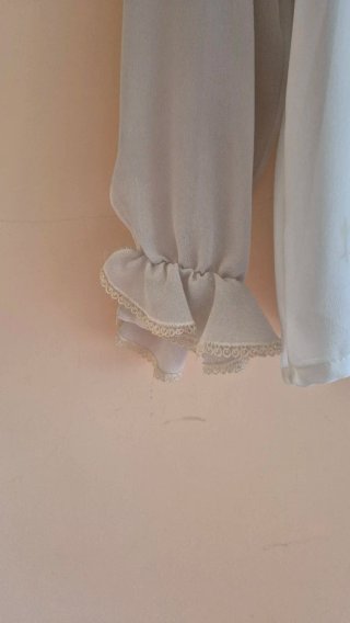Blusa blanca con volantes y encaje
