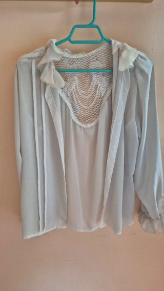 Blusa blanca con volantes y encaje