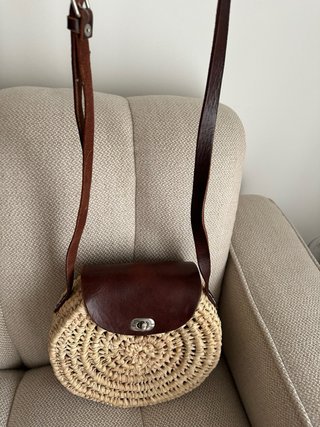 Bolso redondo de rafia y cuero
