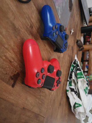 PS4 (PlayStation 4) con 2 mandos y juegos (poco u)