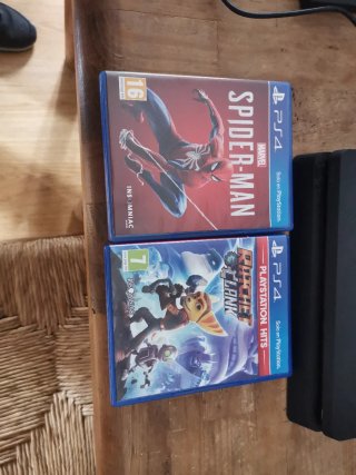 PS4 (PlayStation 4) con 2 mandos y juegos (poco u)