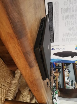 PS4 (PlayStation 4) con 2 mandos y juegos (poco u)