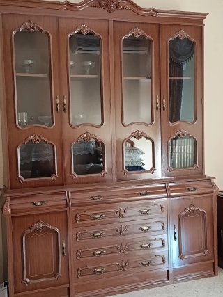 Mueble de salón de madera y cristal hay que recoge