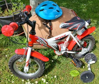 Bicicleta infantil 12" con ruedines + casco.
