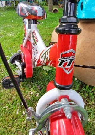 Bicicleta infantil 12" con ruedines + casco.