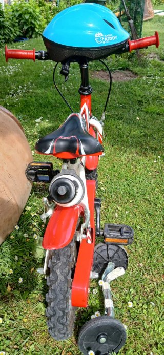 Bicicleta infantil 12" con ruedines + casco.