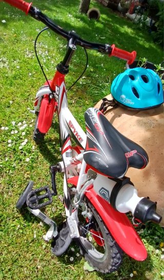 Bicicleta infantil 12" con ruedines + casco.