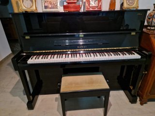 Piano Kawai con banqueta