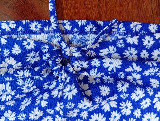 Blusa floral veraniega azul y blanco
