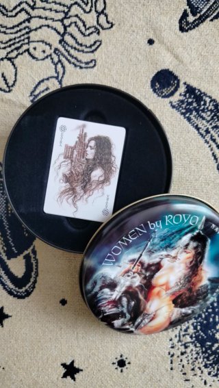 Carte da gioco illustrate da Luis Royo