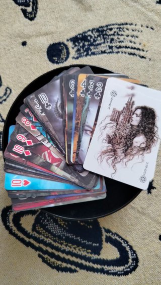 Carte da gioco illustrate da Luis Royo
