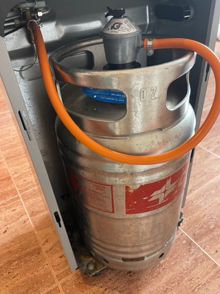 Estufa a gas Orbegozo con bombona vacía