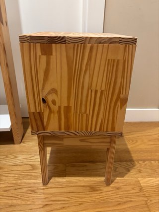 Estantería y mesita de noche de madera