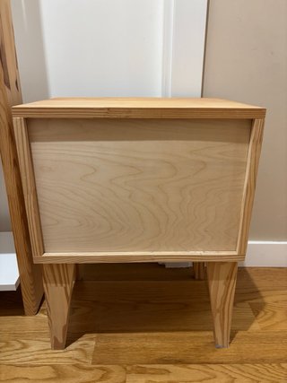 Estantería y mesita de noche de madera