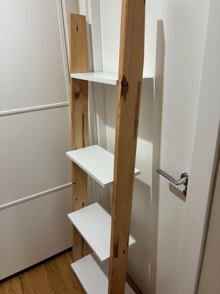 Estantería y mesita de noche de madera