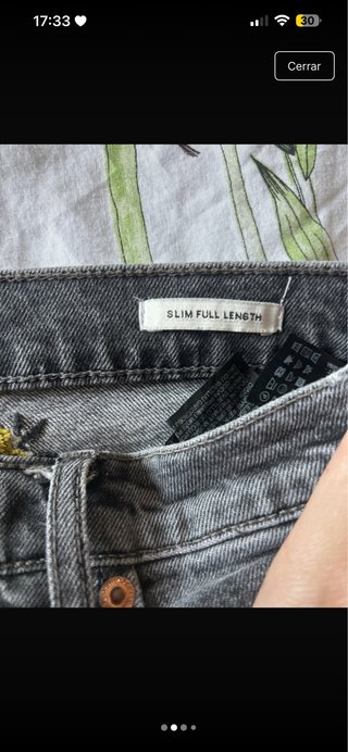 Pantalones grises con flores amarillas