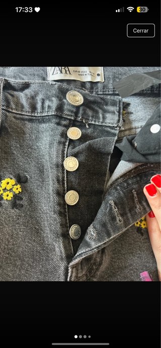 Pantalones grises con flores amarillas