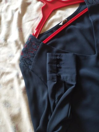 Blusa azul manga larga con encaje