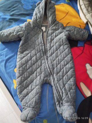 Buzo de bebé Gap gris