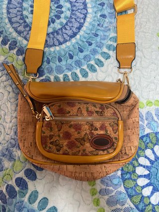 Bolso bandolera de corcho con estampado
