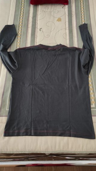Camiseta manga larga gris con estampado