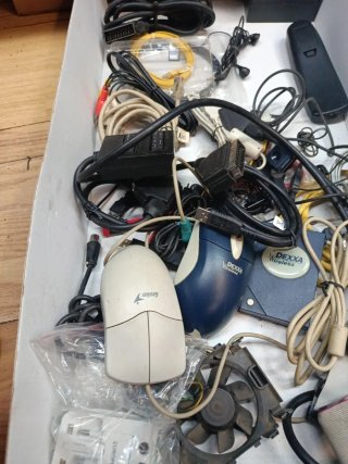 Ratones, mandos, cables y disquetes