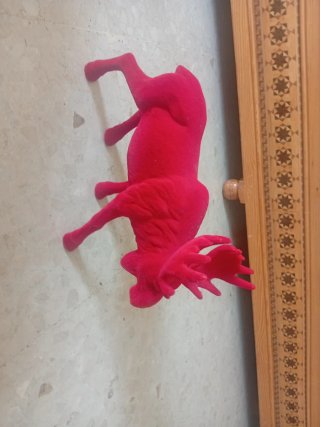 Figura Reno Terciopelo Rojo