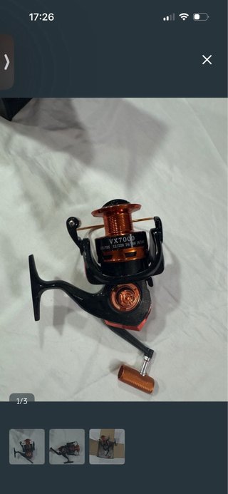 Carrete de pesca negro y naranja