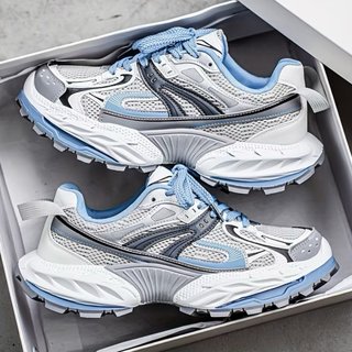 Zapatillas deportivas azules y blancas y rojos