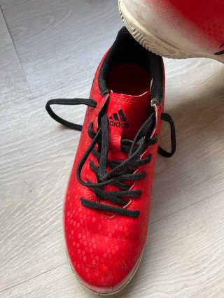 Botas de fútbol sala rojas y negras