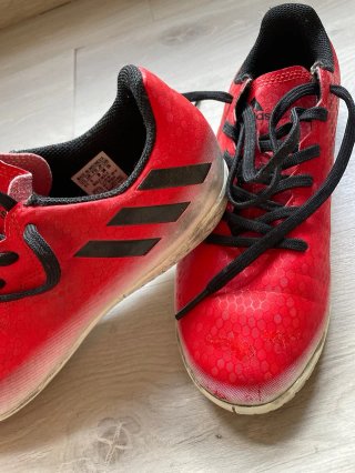 Botas de fútbol sala rojas y negras