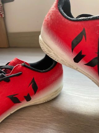 Botas de fútbol sala rojas y negras