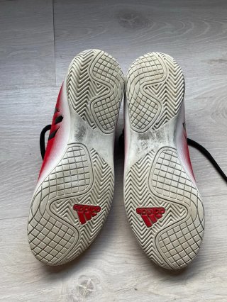 Botas de fútbol sala rojas y negras