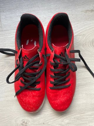 Botas de fútbol sala rojas y negras