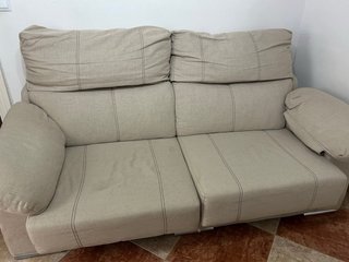 Sofá de tela beige