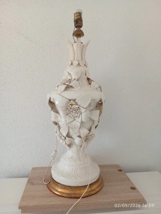 Lámpara de cerámica con detalles dorados
