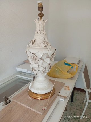 Lámpara de cerámica con detalles dorados