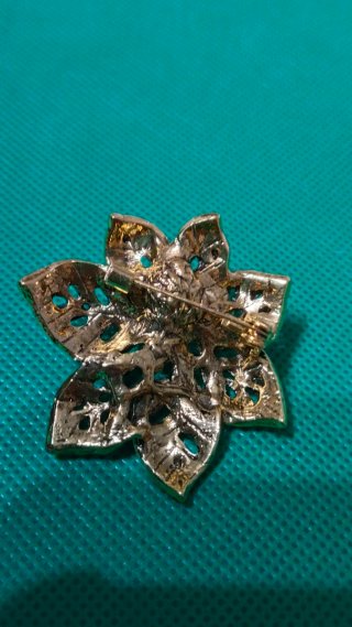 Broche floral con perla y pedrería