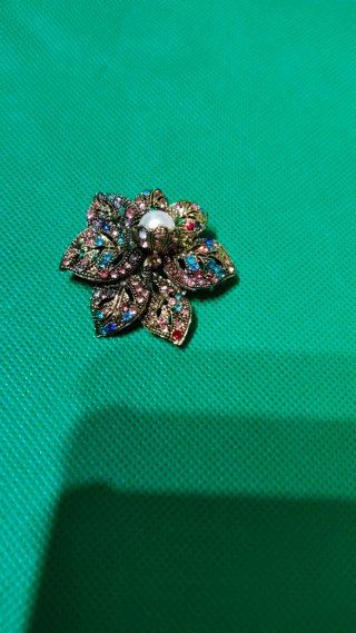 Broche floral con perla y pedrería