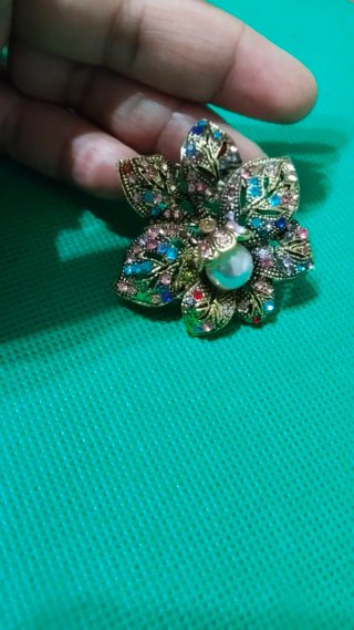 Broche floral con perla y pedrería