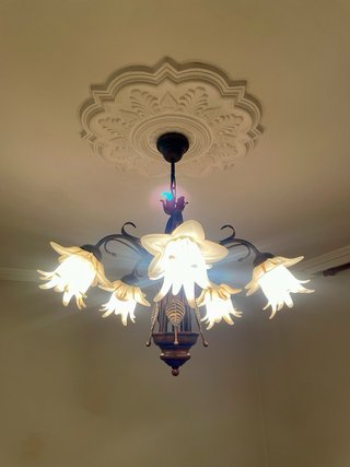 Lámpara de forja rústica con tulipas de cristal
