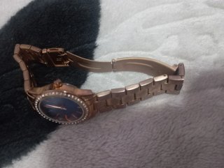 Reloj dorado con esfera azul o