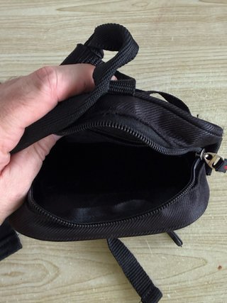 Bolsa pierna moto negra,NO ES DAINESE,